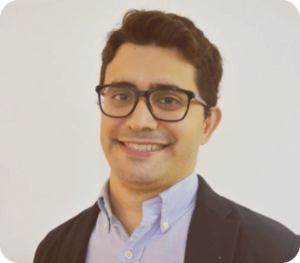 Imagem do Paulo Monçores, CTO da Mercado Diferente. Ele é um homem de cabelos escuros e curtos, de óculos, sorrindo e vestindo terno sem gravata.